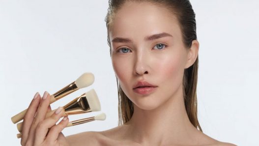 Бронзовые косметические кисти: естественный макияж с металлическим акцентом